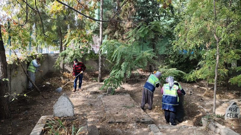 BATMAN’DA MEZARLIKLARDA SONBAHAR BAKIMI BAŞLADI