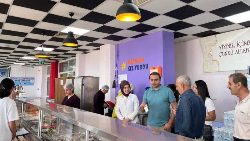 KIZ YURTLARINDA ÖĞRENCİLERLE YEMEK TADIMI VE SOHBET