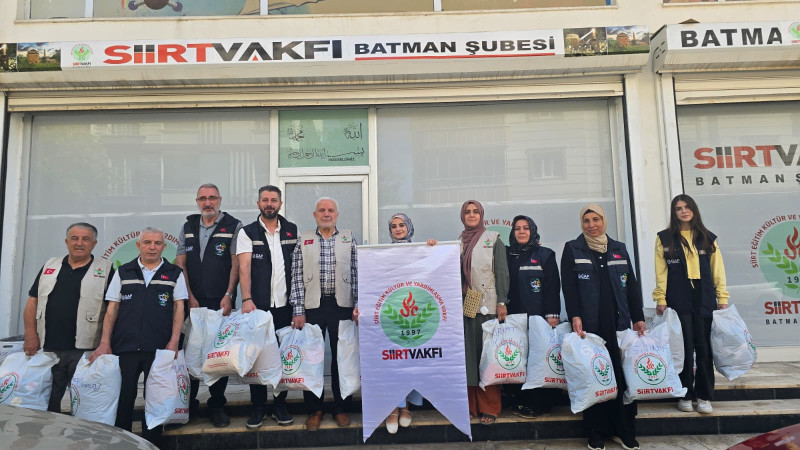 SİİRT VAKFI BATMAN ŞUBESİ’NDEN KÖY OKULLARINA KIYAFET DESTEĞİ
