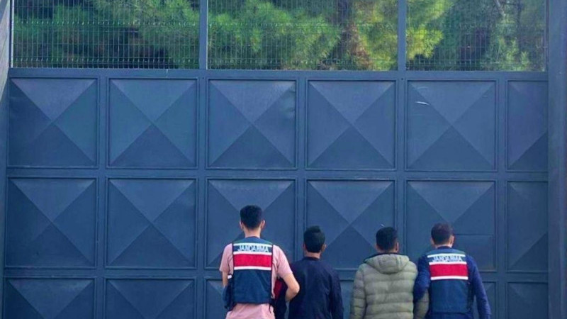 SİLAH KAÇAKÇILARI SUÇÜSTÜ YAKALANDI