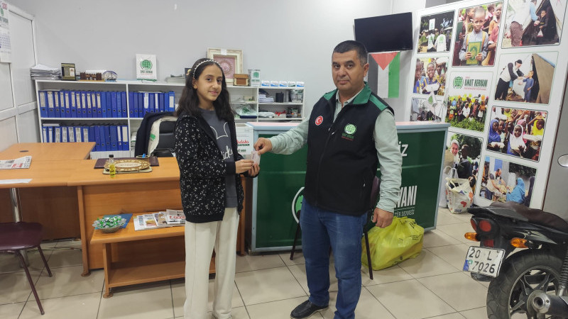 GAZZE İÇİN İLK BURSUNU BAĞIŞLADI