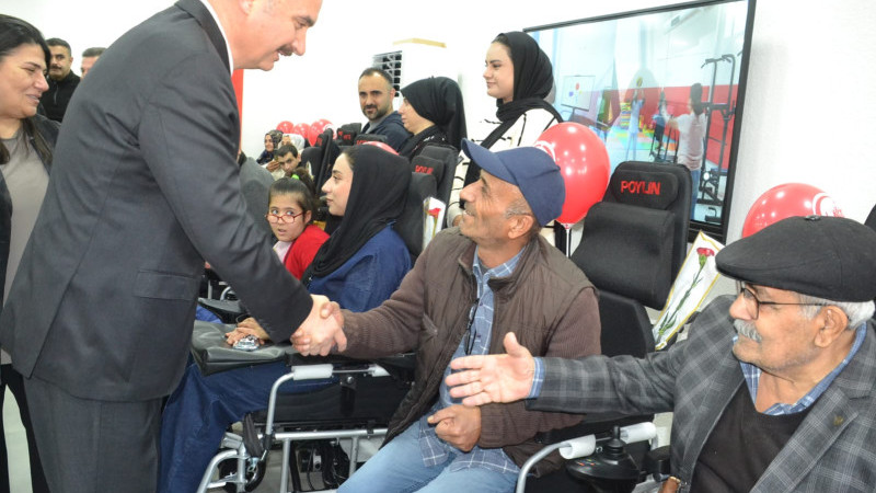 55 ENGELLİYE TEKERLEKLİ SANDALYE DESTEĞİ