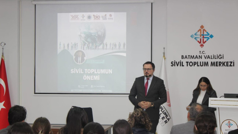 GENÇLERE SİVİL TOPLUMUN ROLÜ ANLATILDI
