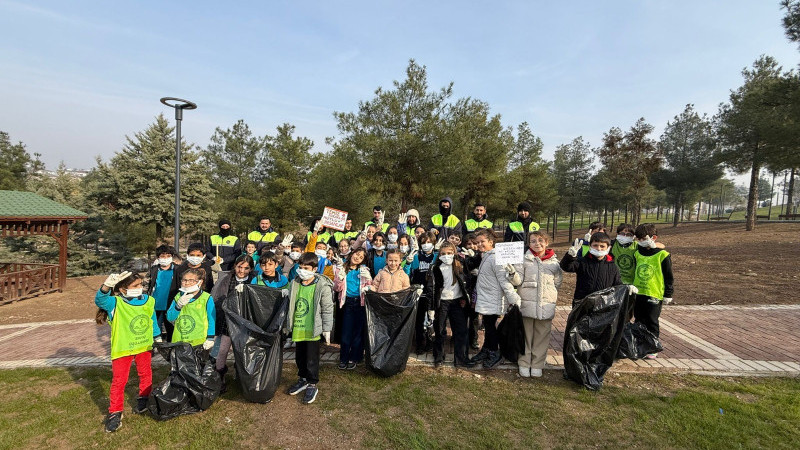 MİNİK ELLER PARKLARI TEMİZLEDİ