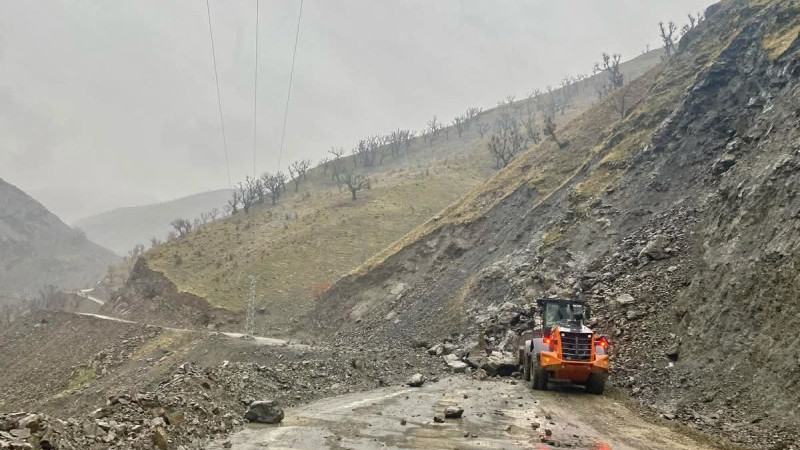 YOĞUN YAĞIŞIN ARDINDAN KAPANAN YOLLAR AÇILDI