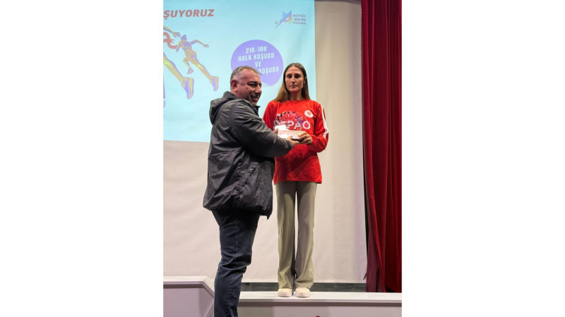 RUKEN TEK ADANA’DA KÜRSÜYE ÇIKTI