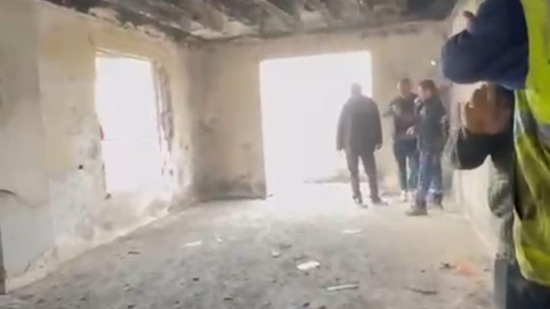 PATLAYAN TELEFON EVİ KÜL ETTİ!