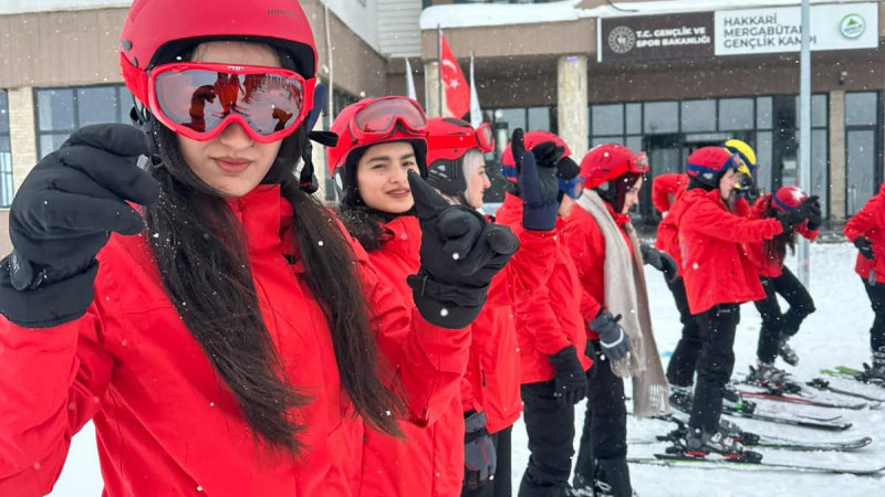 BATMANLI GENÇLER HAKKÂRİ’DE UNUTULMAZ BİR KIŞ KAMPI YAŞADI