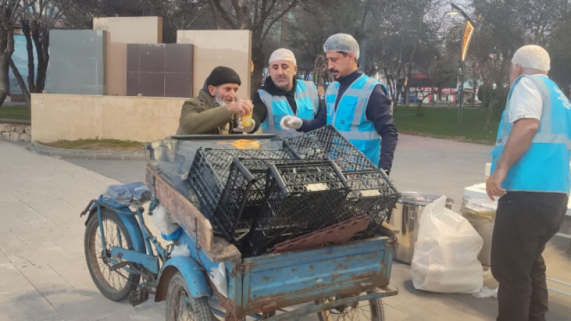 İFTARA YETİŞEMEYENLERE “SICAK” DOKUNUŞ