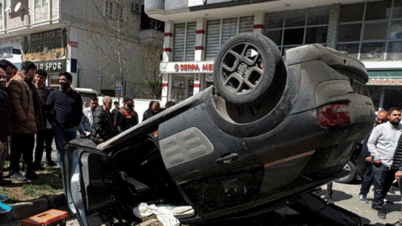 REFÜJE ÇARPAN ARAÇ TERS DÖNDÜ