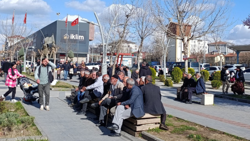 EMEKLİLER GÜNEŞLENDİ