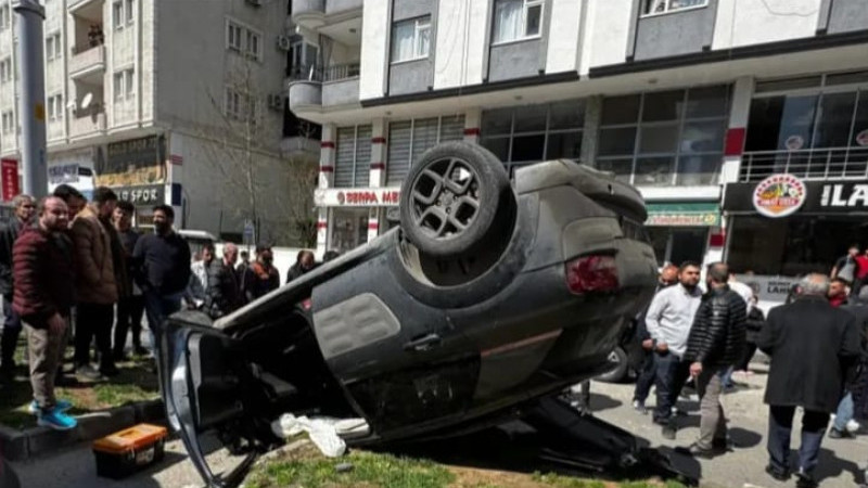 REFÜJE ÇARPAN ARAÇ TERS DÖNDÜ