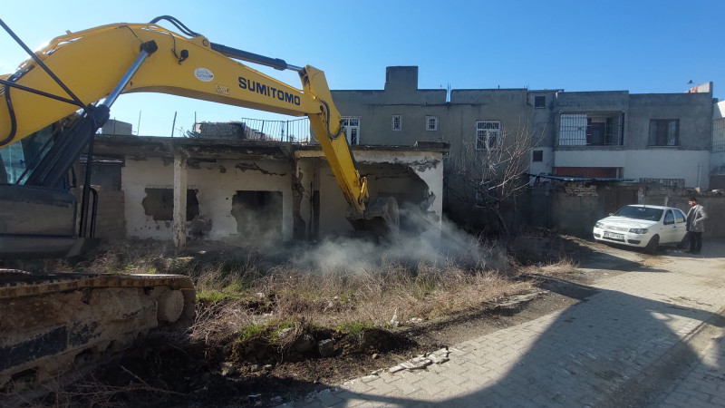 YEŞİLTEPE MAHALLESİNDE METRUK YAPI YIKILDI