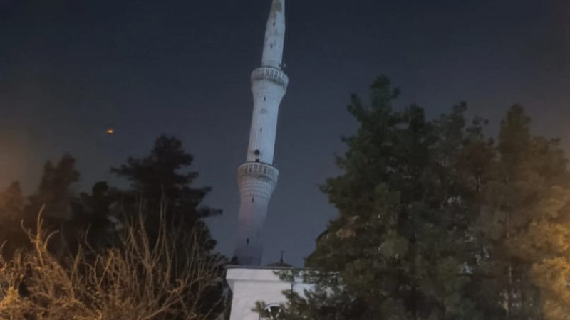 CAMİ MİNARESİNE YILDIRIM DÜŞTÜ