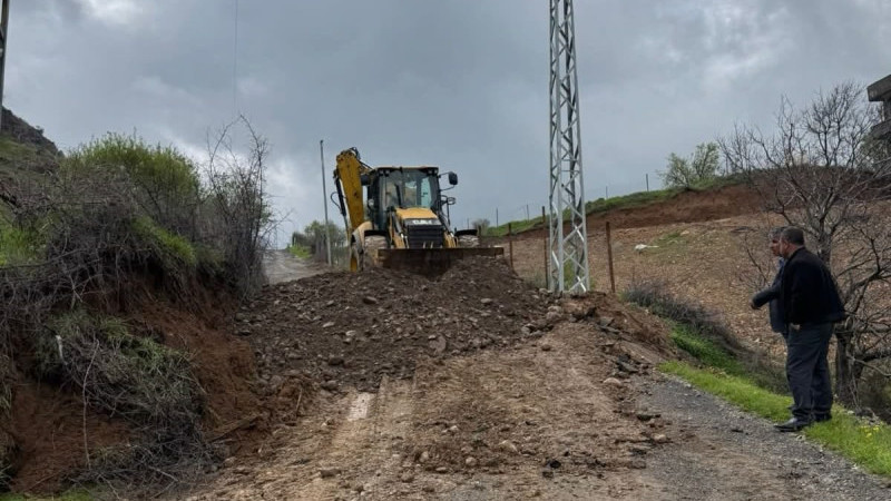 YAĞIŞ SONRASI KÖY YOLLARI YENİLENİYOR