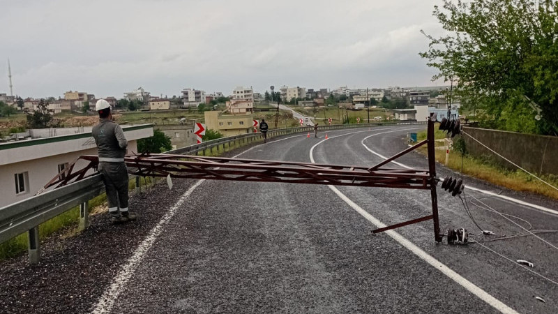Şanlıurfa’da fırtına alarmı : Dicle Elektrik ekipleri gece boyu sahadaydı