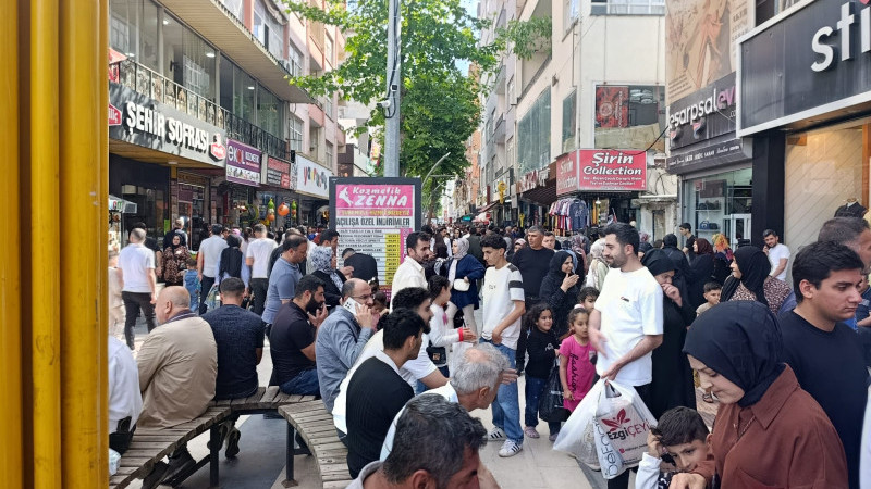GÜLİSTAN CADDESİNDE BAYRAM YOĞUNLUĞU