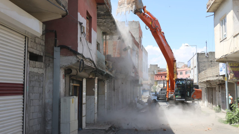 METRUK BİNALAR KONTROLLÜ ŞEKİLDE YIKILIYOR