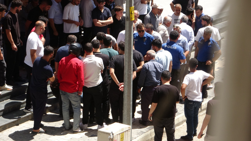 Sokak ortasında silahlı kavga : 1 Kişi 2 ayağından vuruldu!