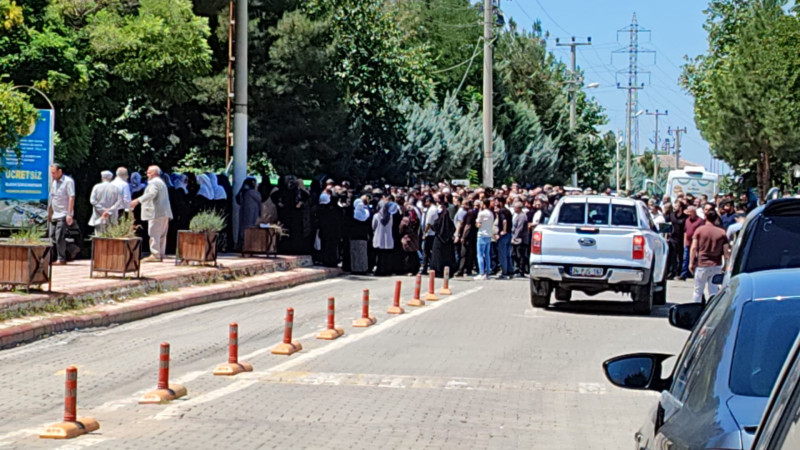 GÖZYAŞLARIYLA UĞURLANDILAR