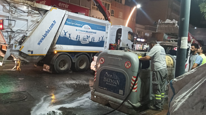 VİNÇLİ  ÇÖP KONTEYNERLERİ DEZENFEKTE EDİLİYOR