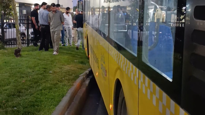BELEDİYE OTOBÜSÜ ORTA REFÜJE ÇIKTI