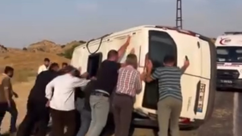 Kozluk girişinde minibüs devrildi : 1 kişi yaralandı