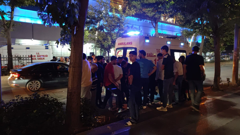 KARŞIYA GEÇERKEN İKİ ARAÇ ÇARPTI