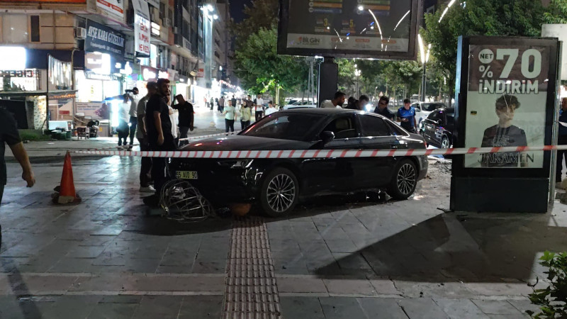 KONTROLDEN ÇIKAN OTOMOBİL DİREĞE ÇARPTI