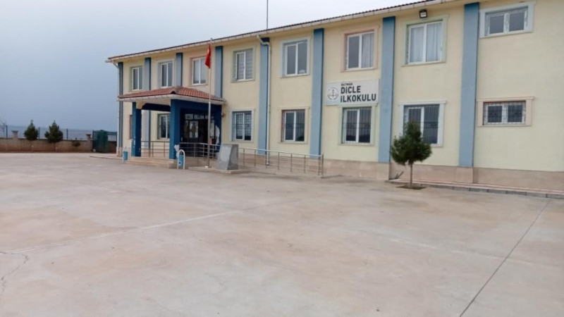 MİNİK ÖĞRENCİLER ÖĞRETMEN BEKLİYOR