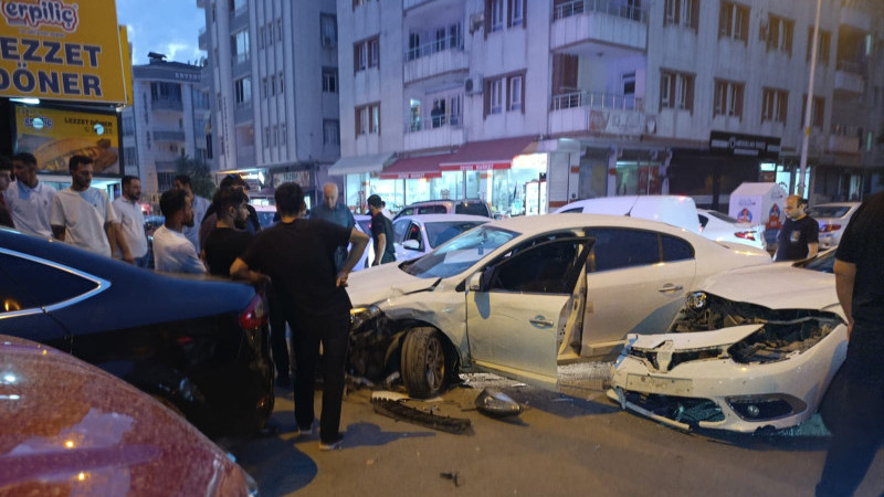 MİMAR SİNAN CADDESİ’NDE KORKUTAN KAZA