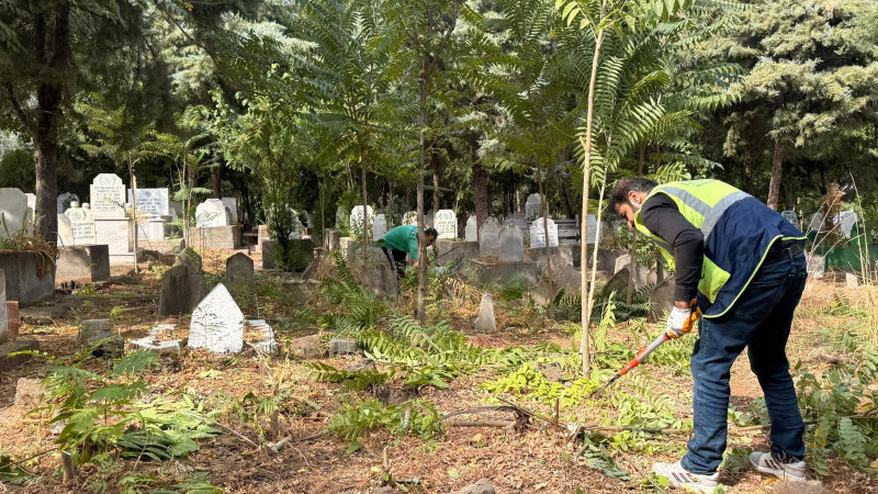 MEZARLIKLARDA KAPSAMLI BAKIM : KABİR ZİYARETLERİ İÇİN HUZURLU ORTAM