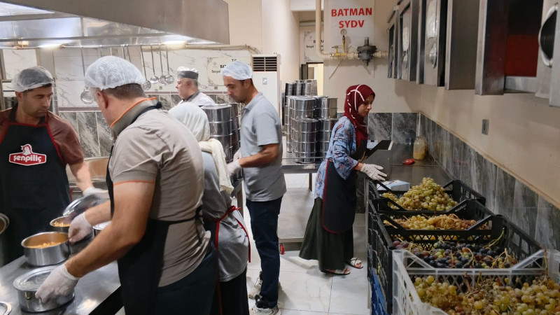 İL ÖZEL İDARESİ BAHÇESİNDEN AŞEVİNE ÜZÜM DESTEĞİ