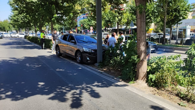 KONTROLDEN ÇIKAN OTOMOBİL AĞACA ÇARPTI : 1 YARALI