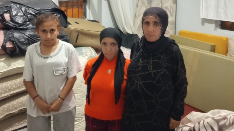 İKİ ENGELLİ KIZIYLA YARDIM BEKLİYOR
