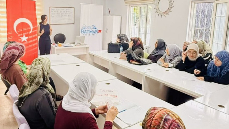 ÖĞRENEN MAHALLELERDE BİLİNÇLİ AİLELER İÇİN EĞİTİMLER SÜRÜYOR