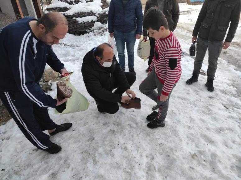 Kışlık mont ve bot dağıttılar