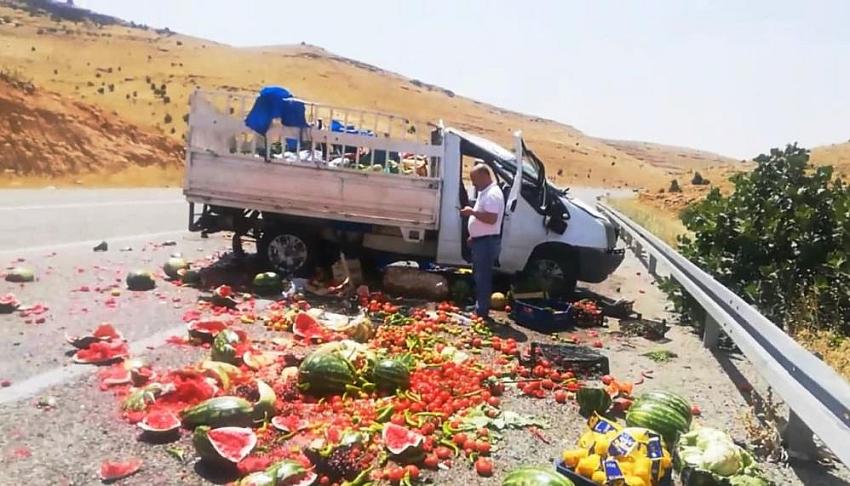 Meyve sebze yüklü kamyonet devrildi : 3 yaralı